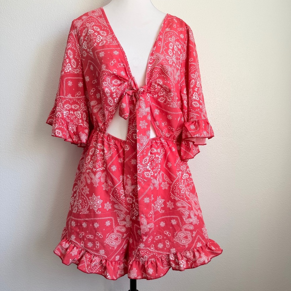 VCAY Tie-Front Deep-V Cut-out Flutter Bell Sleeve Pull On Coral White Romper M/L